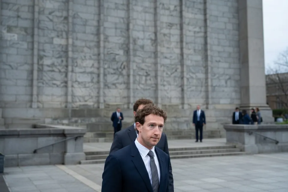 Een man loopt langs een gerechtsgebouw