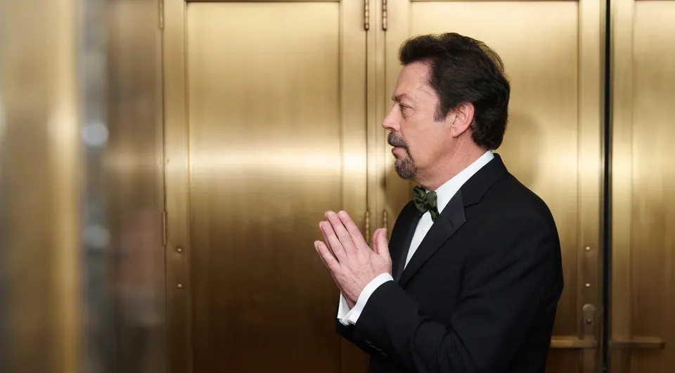 Acteur Tim Curry in een lift