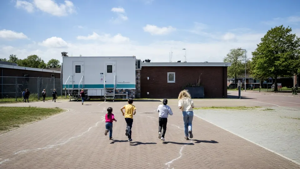 Kinderen lopen op een opvanglocatie voor asielzoekers