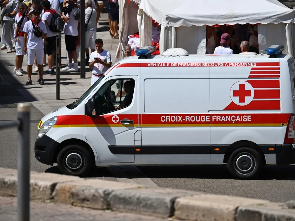 Hulpdiensten behandelen gewonden na het incident in Caen