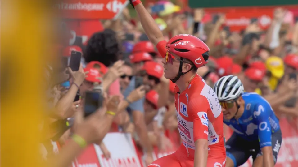 Tadej Pogacar tijdens de derde Vuelta-etappe, die hij won na een sprint tegen Enric Mas