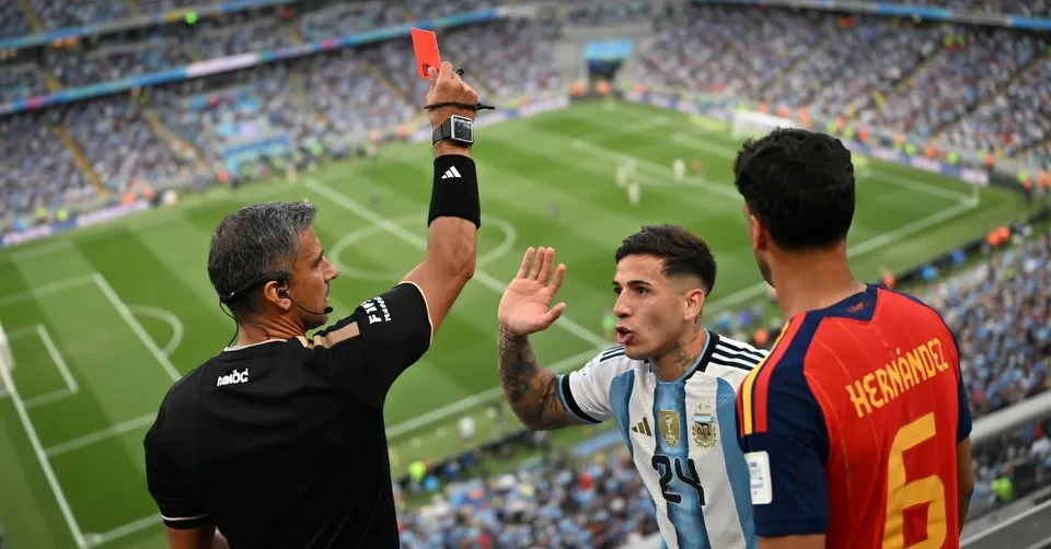 Scheidsrechter toont Enzo Fernández de rode kaart in de WK-finale tegen Spanje