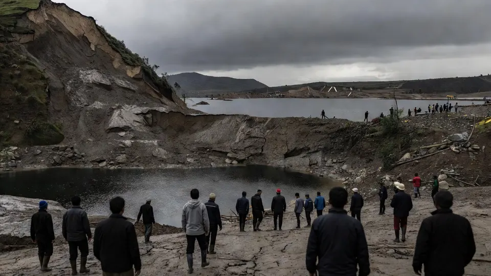 Mensen bekijken het meer dat na een aardverschuiving in het grensgebied tussen China en Nepal is ontstaan