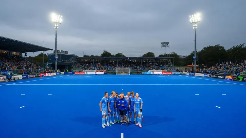 De Nederlandse hockeymannen poseren op het veld tijdens het WK