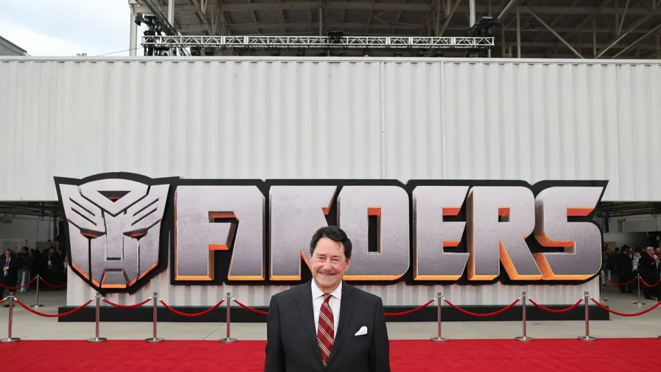 Peter Cullen bij een Transformers-logo