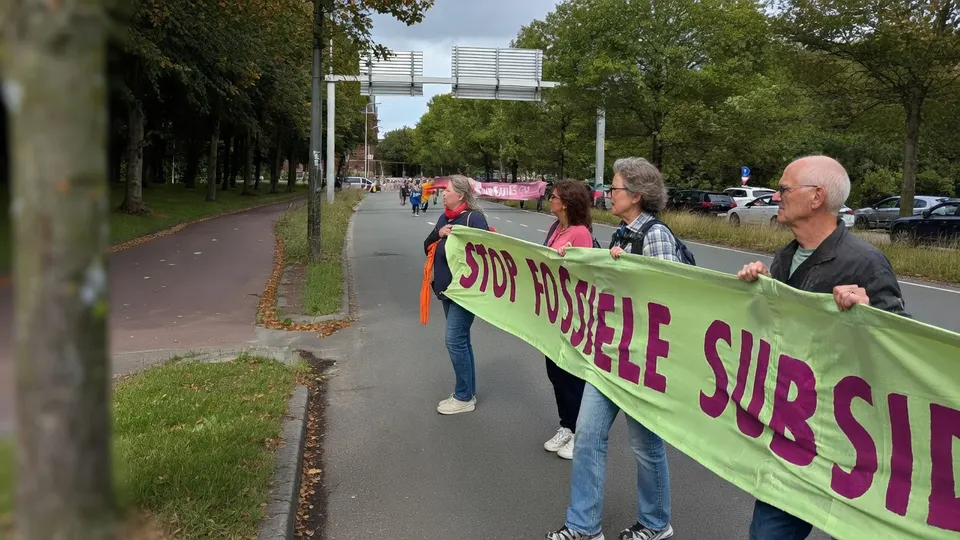Klimaatactivisten van Extinction Rebellion bezetten de Utrechtsebaan in Den Haag