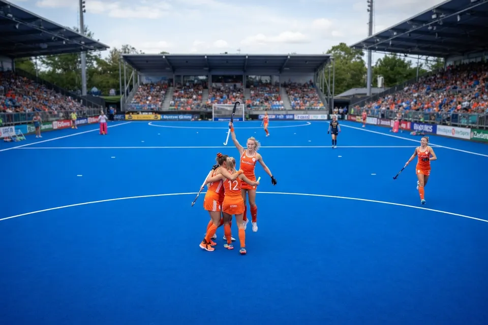 Nederlandse hockeysters vieren een doelpunt tijdens het WK in het Wagener Stadion in Amstelveen