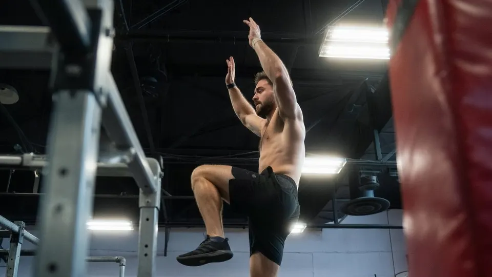 Siebe van de Spijker traint in een freerunhal