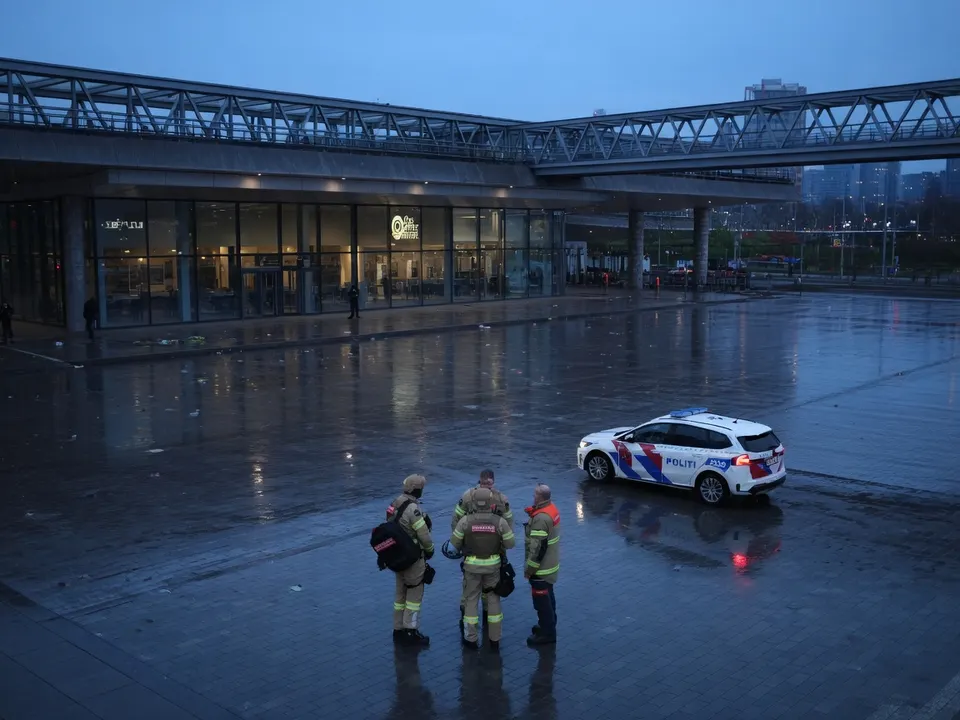Hulpdiensten staan op het plein bij Amsterdam Centraal na een steekincident