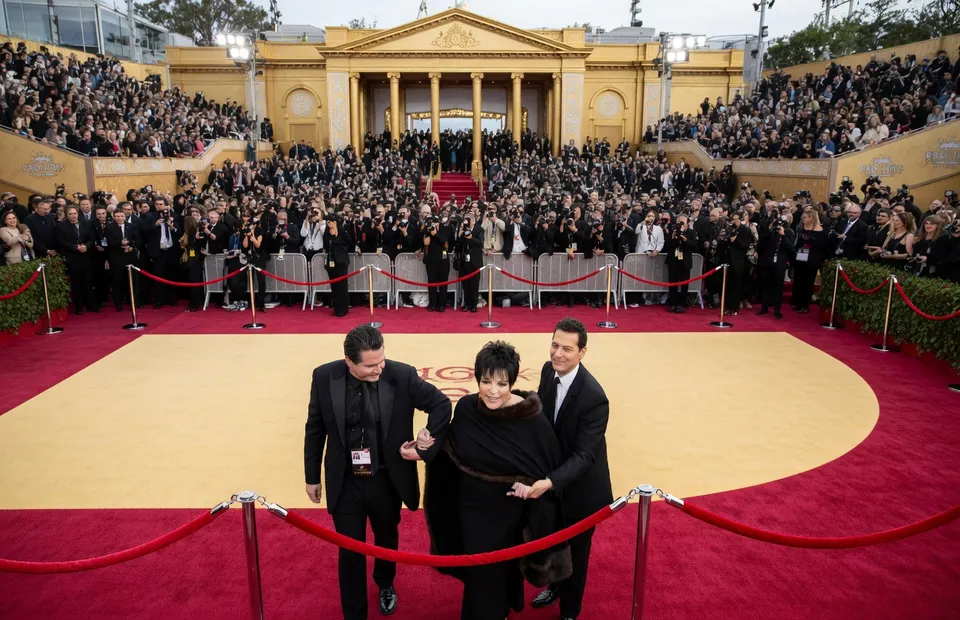 Liza Minnelli wordt begeleid over een rode loper