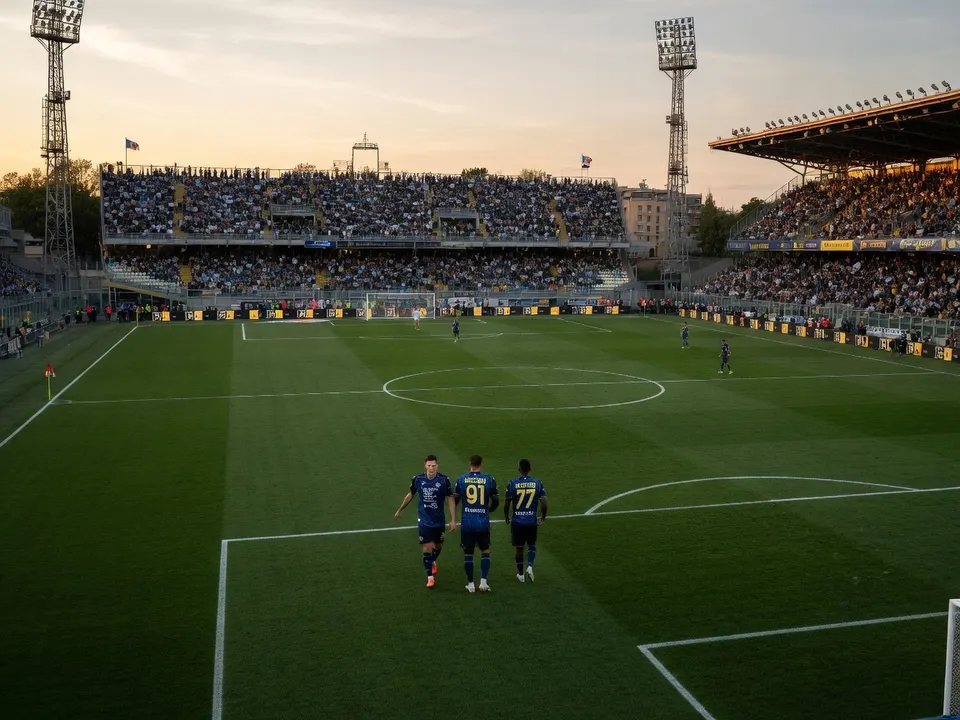 Voetballers lopen tijdens een wedstrijd het veld op in een vol stadion