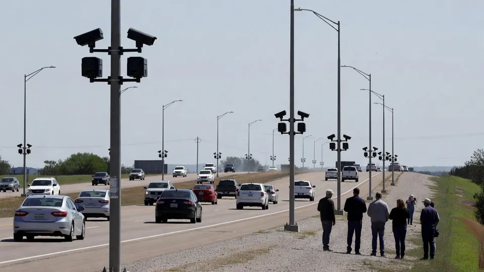Flock-camera's langs een weg in Texas registreren kentekens en voertuiggegevens