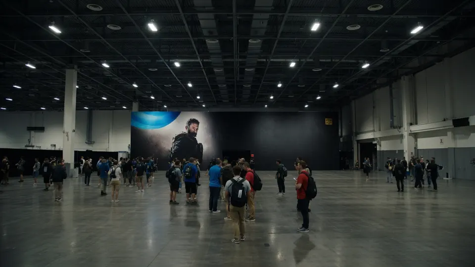 Bezoekers lopen door een grote hal tijdens een internationale gamebeurs in Keulen