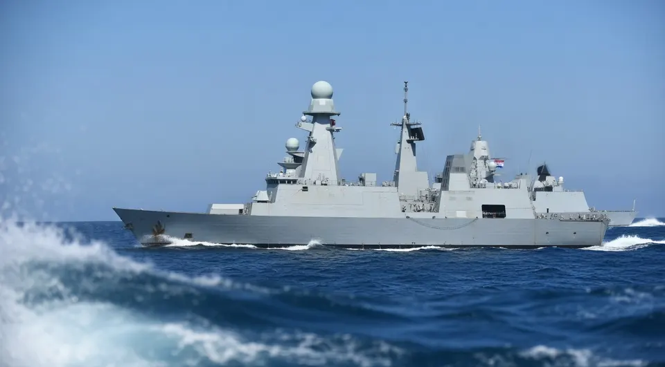 Een fregat vaart op zee