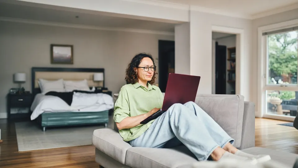 Vrouw gebruikt een laptop met open-source software