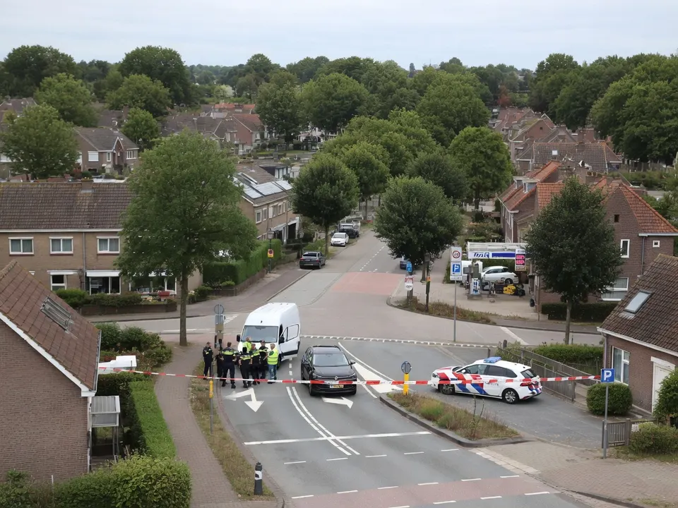 Politie onderzoekt de plek van de steekpartij na een botsing in Grave