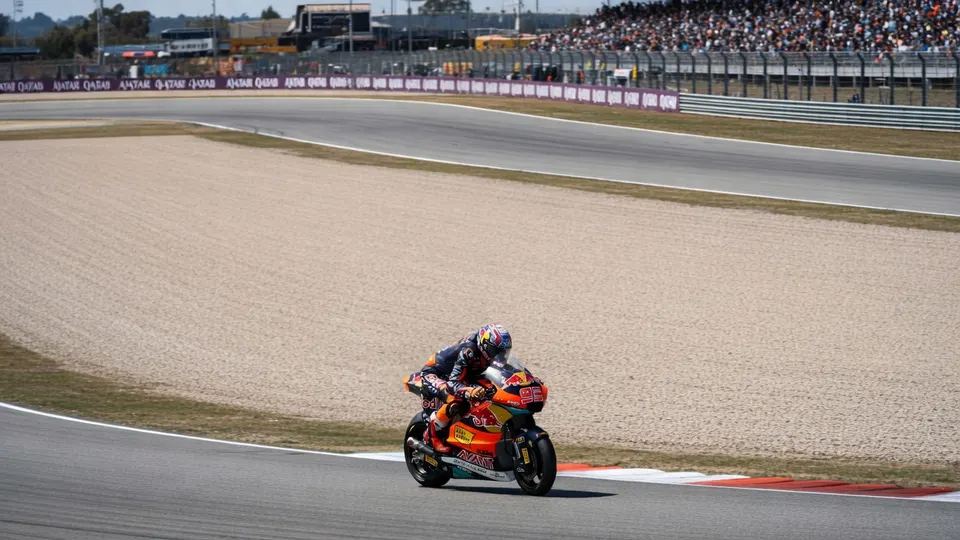 Collin Veijer rijdt op zijn motor tijdens de Grand Prix van Aragón