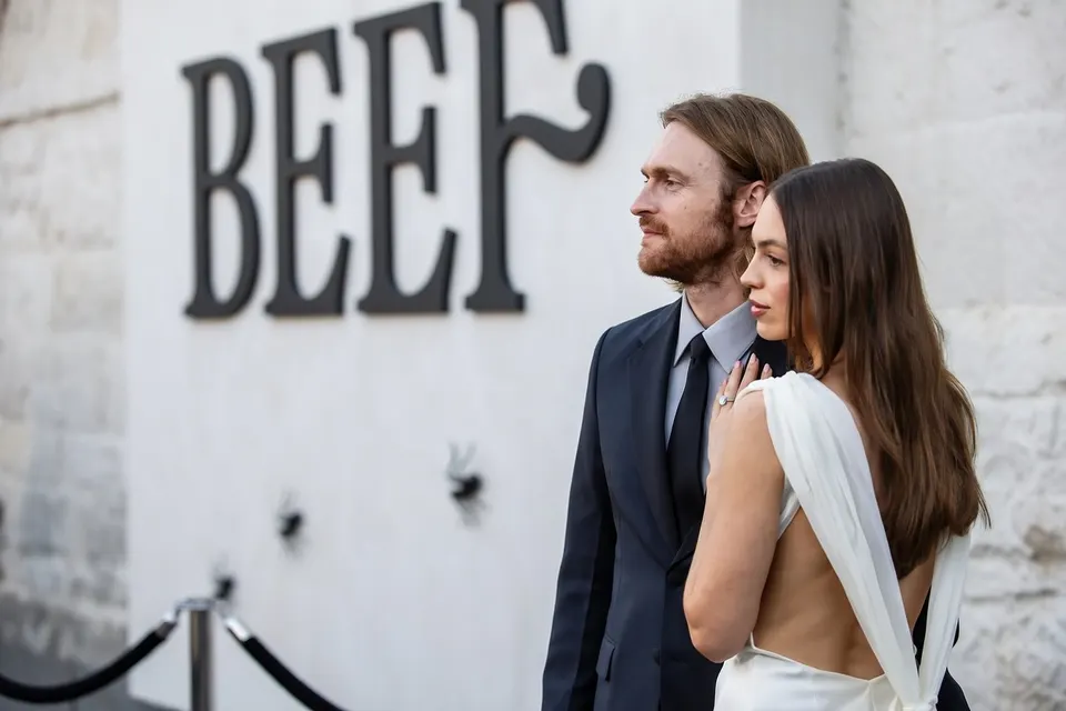 Finneas O'Connell en Claudia Sulewski poseren tijdens hun huwelijksweekend