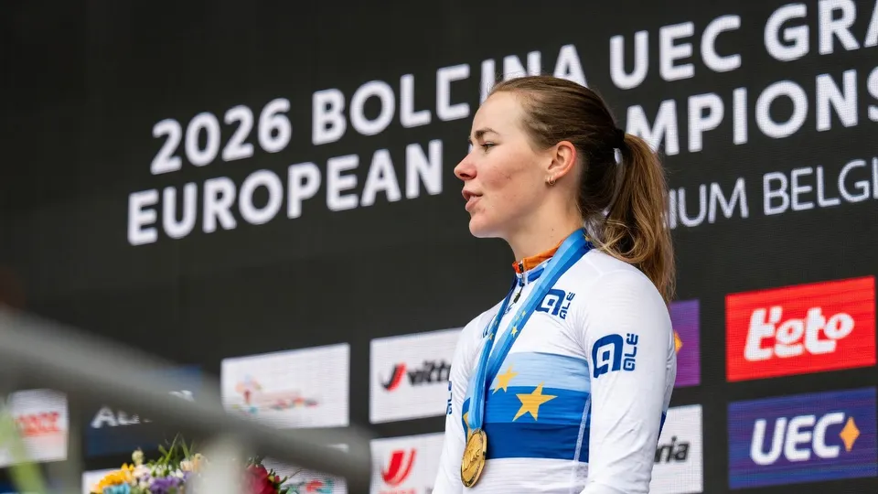 Femke Markus met haar Europese kampioensmedaille na haar overwinning in Houffalize