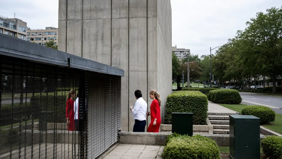 Onderhandelaars verlaten het ministerie van Financiën in Den Haag tijdens de begrotingsgesprekken