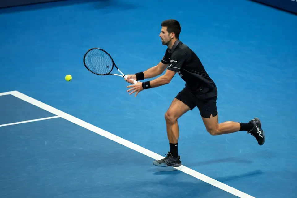 Novak Djokovic in actie tijdens zijn verloren eerste ronde tegen Mariano Navone op de US Open