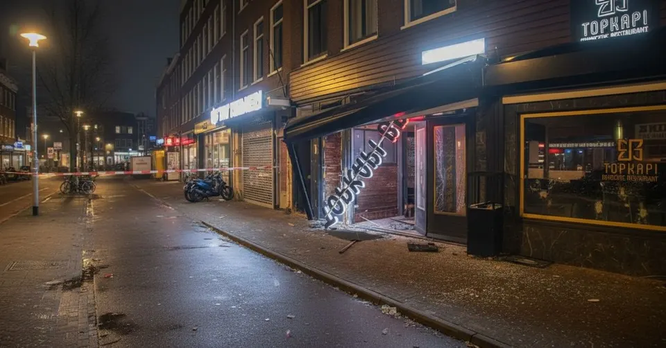 Beschadigde voorgevel van barbecuerestaurant Topkapi aan de Amsterdamsestraatweg in Utrecht