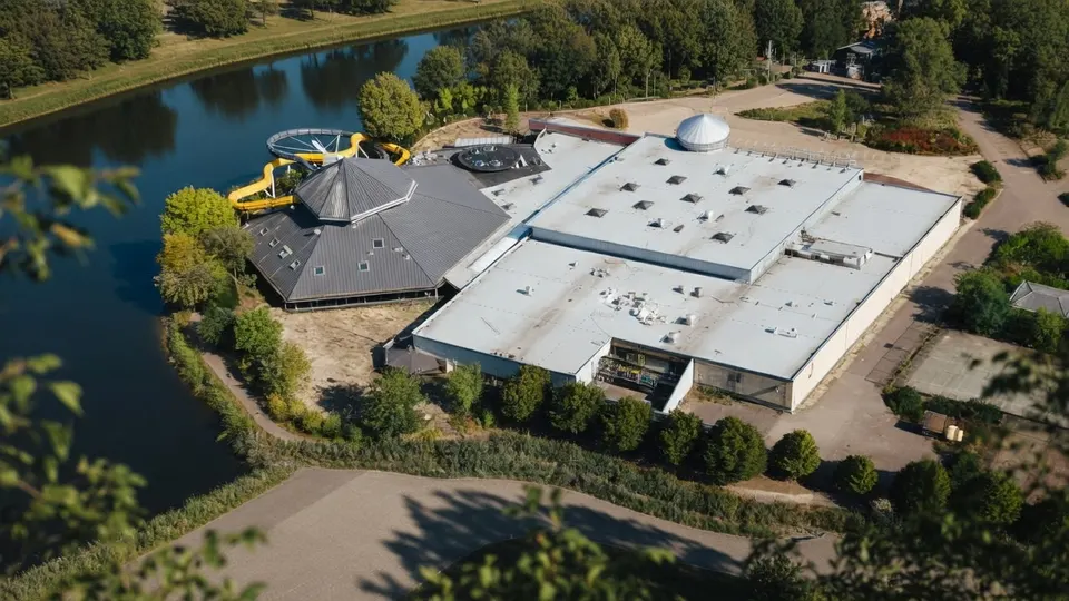 Luchtbeeld van vakantiepark Prinsenmeer in Ommel, een van de parken van Peter Gillis die wordt geveild