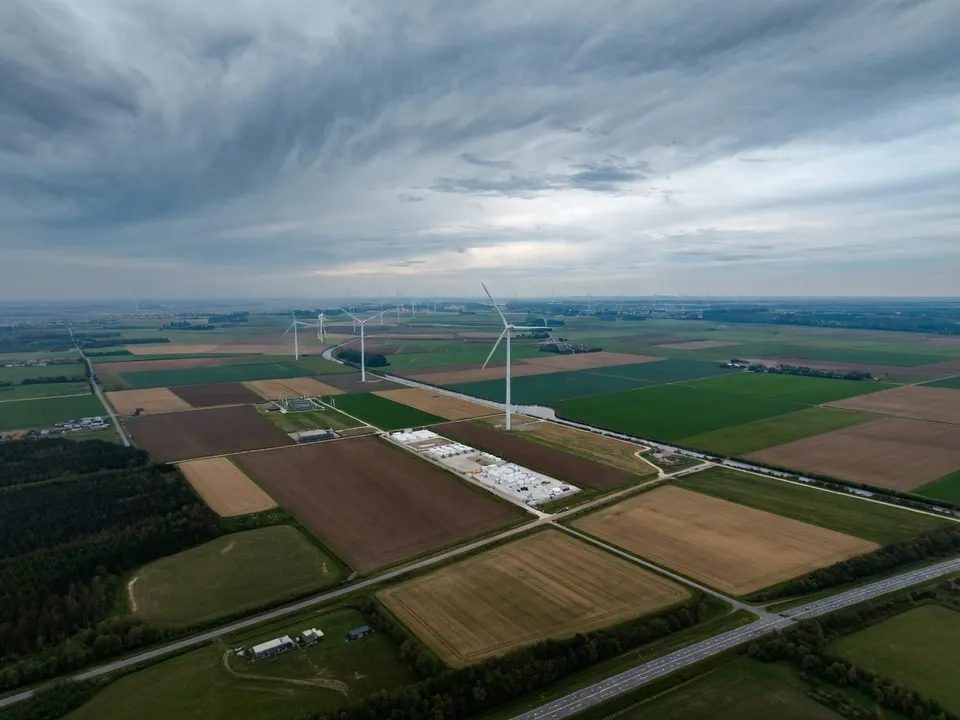Windmolens en akkers in Flevoland, waar meerdere nieuwe batterijparken gepland staan