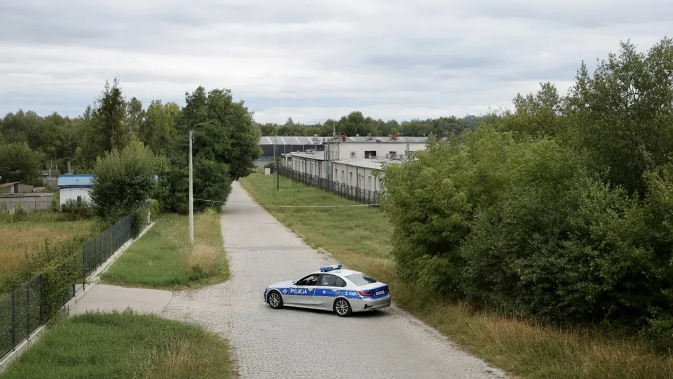 Poolse politieauto bij de dronefabriek van WB Electronics in Skarżysko-Kamienna