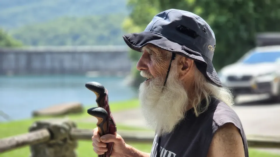 De 91-jarige Dale Sanders tijdens zijn recordtocht over de Appalachian Trail