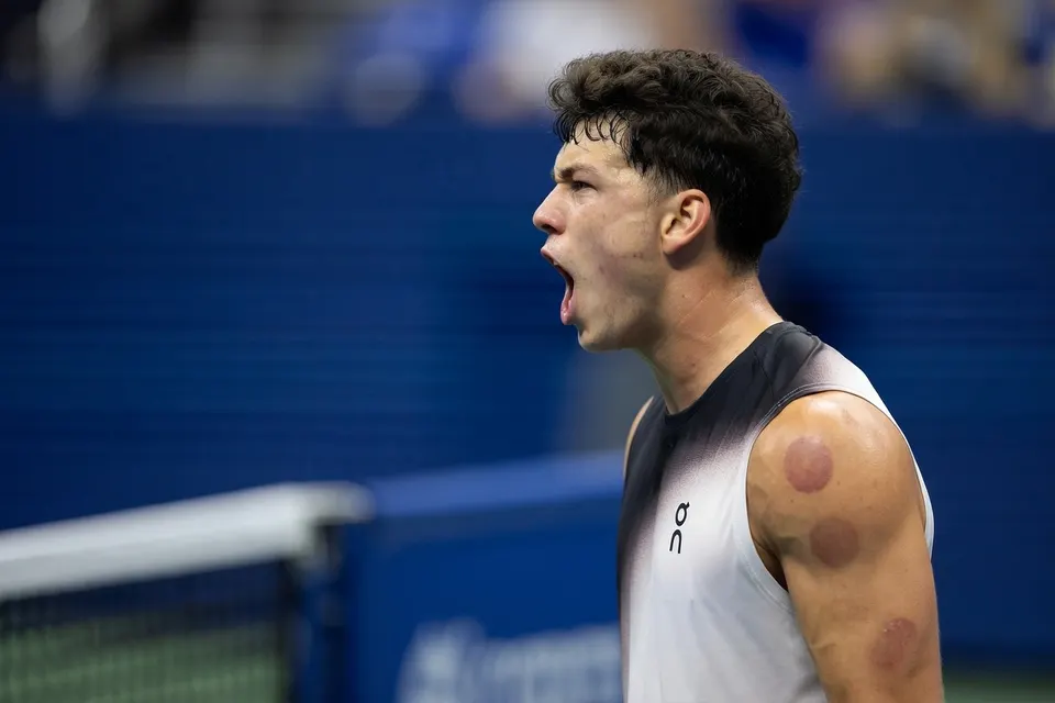 Tallon Griekspoor reageert tijdens zijn verloren partij tegen Ben Shelton op de US Open