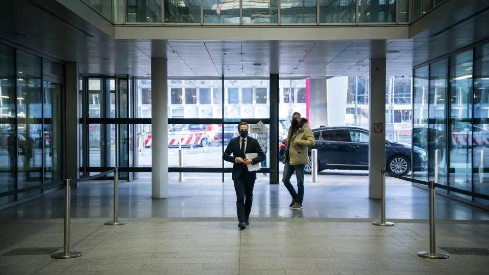 Bezoekers lopen door de entreehal van het ministerie van Volksgezondheid