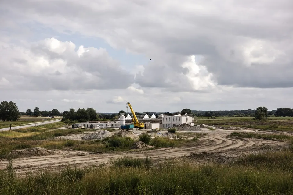 Bouwterrein met werkzaamheden op een aangewezen locatie voor grootschalige woningbouw