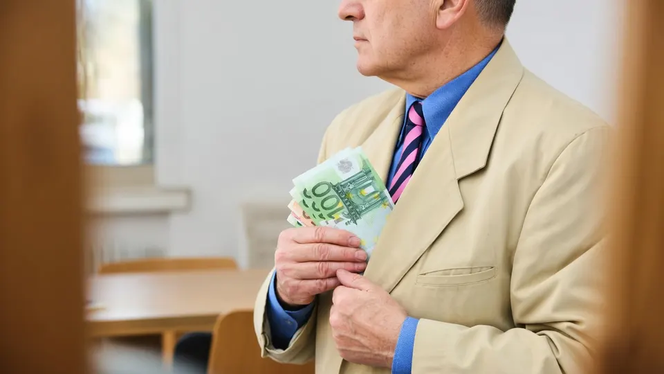Man houdt een stapel eurobiljetten vast