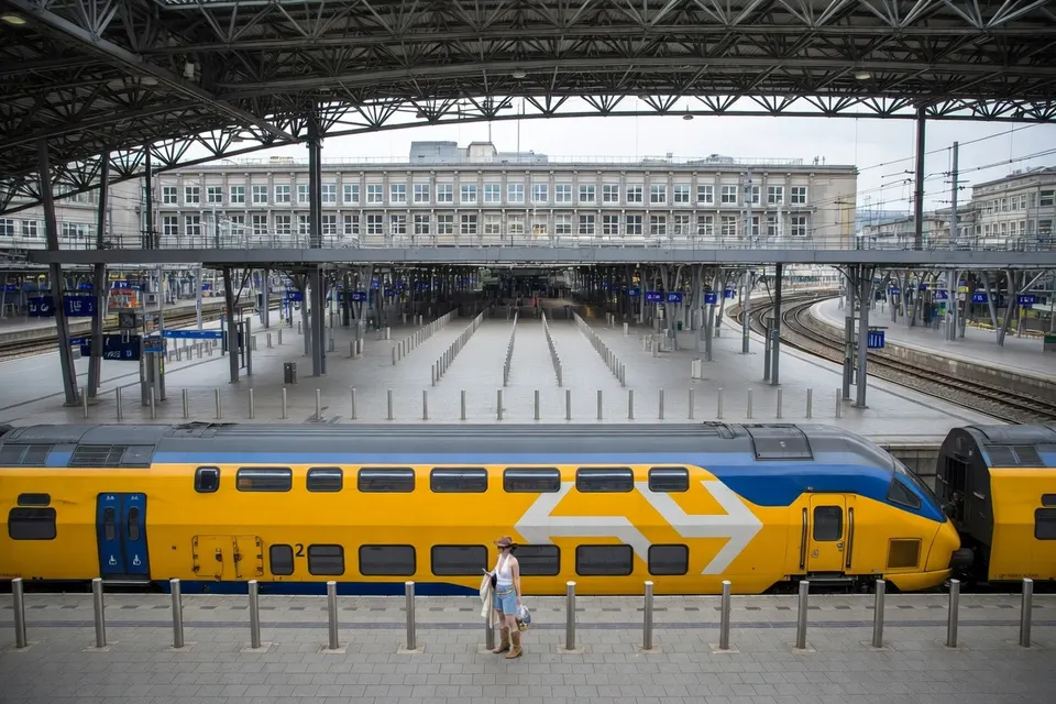 Een NS-dubbeldekker staat stil op een station tijdens een landelijke ov-staking