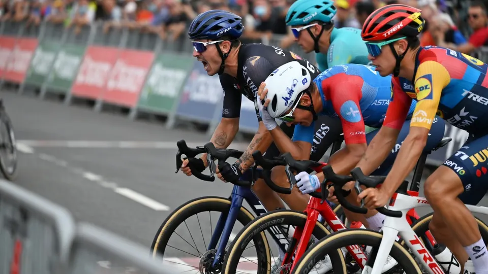 Bastien Tronchon, Magnus Cort en Thibau Nys sprinten zij aan zij in de chaotische finale van de Vuelta-etappe