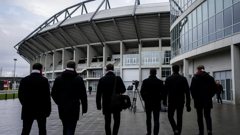 Mensen lopen richting het stadion van Feyenoord