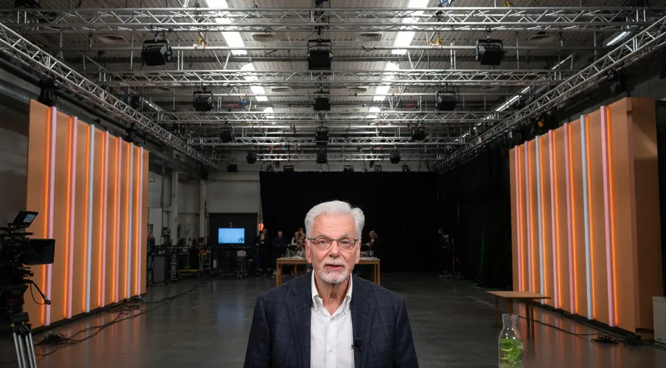 Jan Slagter in de studio van talkshow Renze