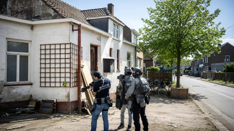 Agenten van de Dienst Speciale Interventies bij een boerderij in Overasselt