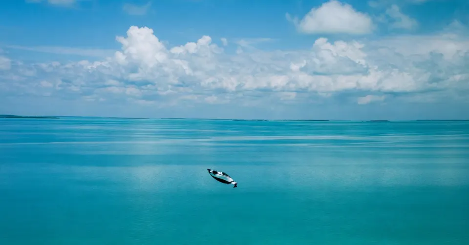 Een elektrisch vliegtuig van Pivotal vliegt boven het water