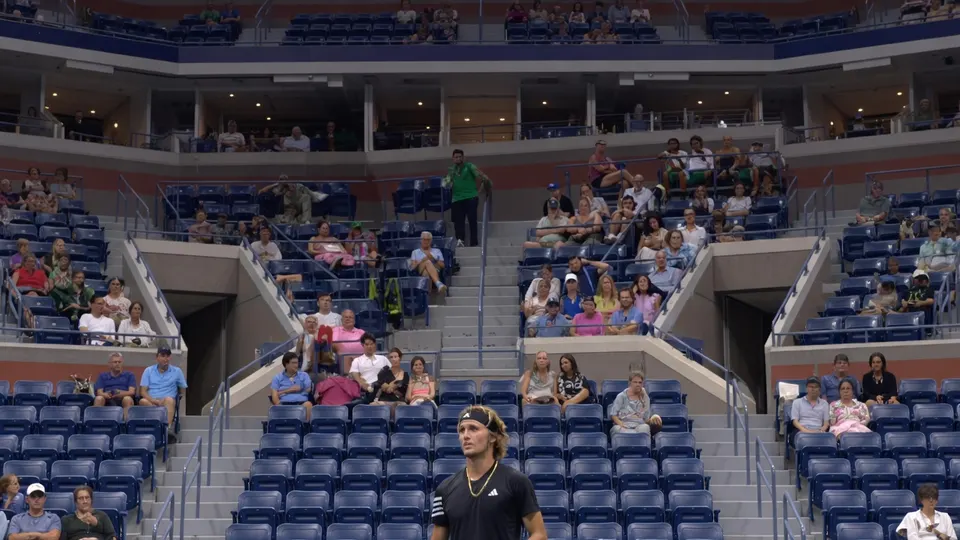 Alexander Zverev loopt door het Arthur Ashe Stadium na zijn zwaarbevochten zege op Lorenzo Sonego
