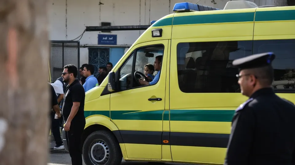Een ambulance bij een ziekenhuis in Egypte na het busongeluk op het Sinaï-schiereiland