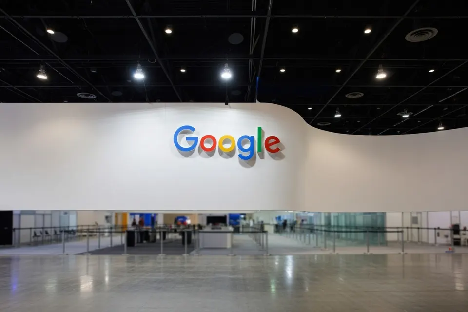 Google-logo in een gebouw van het technologieconcern