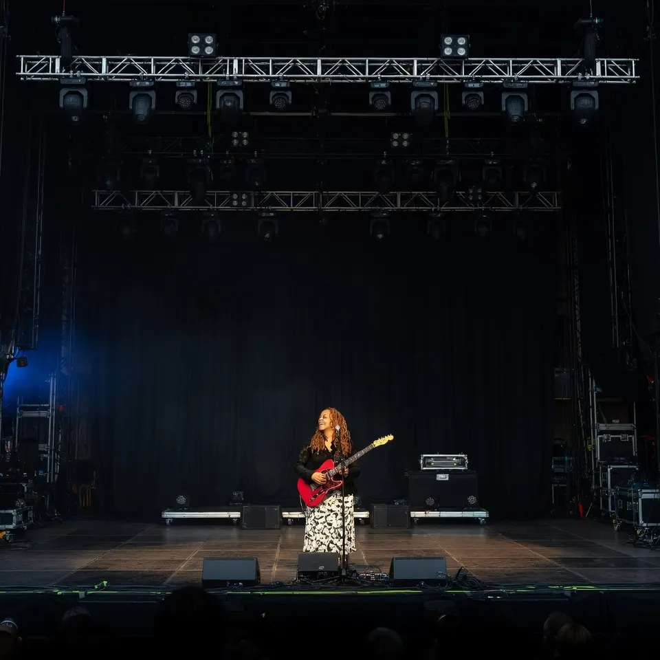 Cassandra Wilson treedt op met een gitaar
