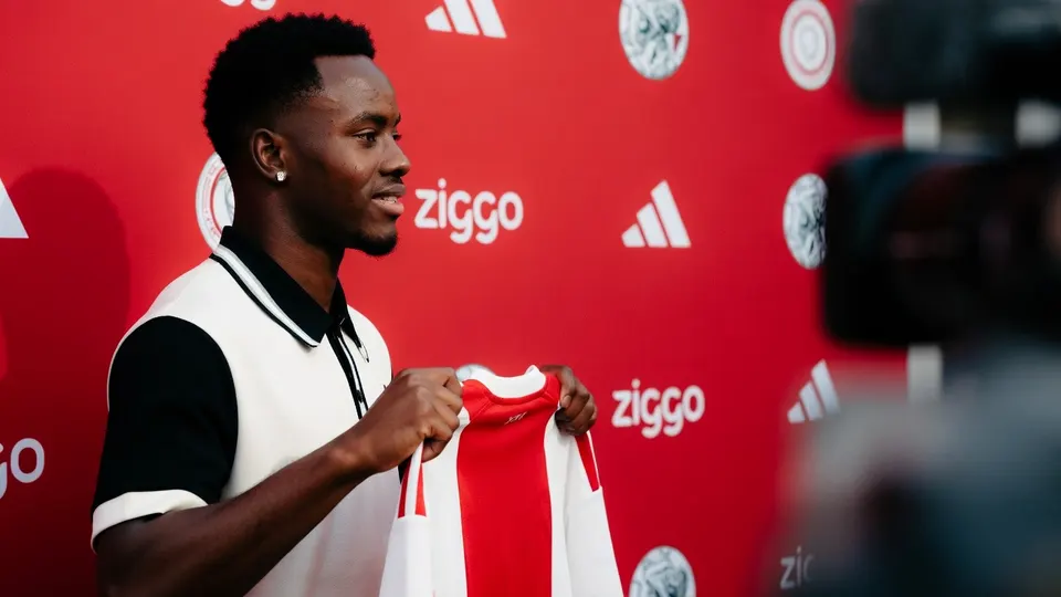 Simon Adingra presenteert het Ajax-shirt tijdens zijn eerste moment als Ajacied