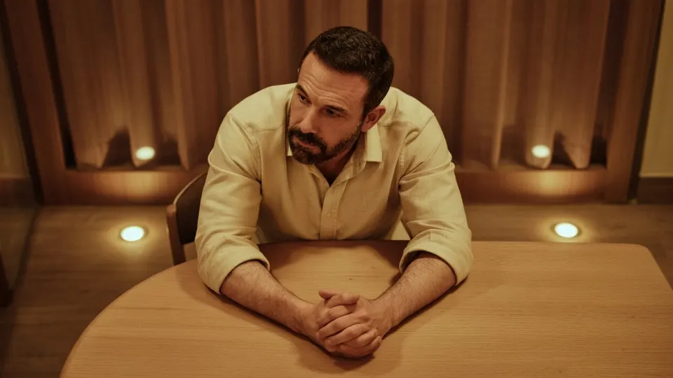 Ben Affleck aan tafel in een interview over zijn AI-bedrijf InterPositive