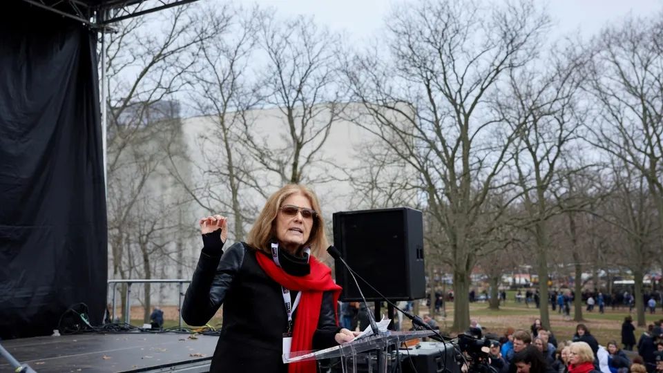Gloria Steinem spreekt tijdens een bijeenkomst over vrouwenrechten