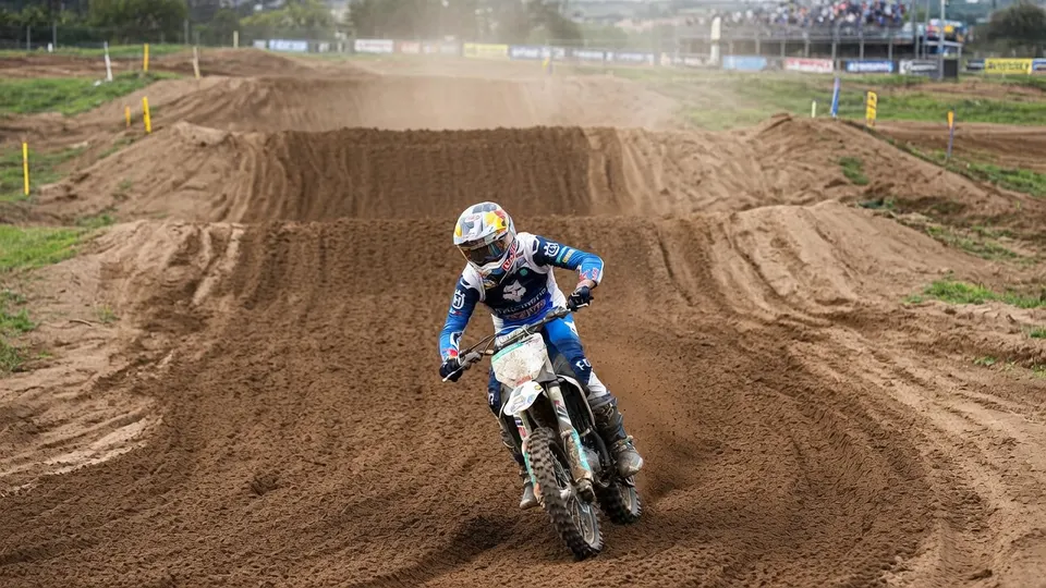 Kay de Wolf rijdt op zijn motor tijdens een MXGP-wedstrijd