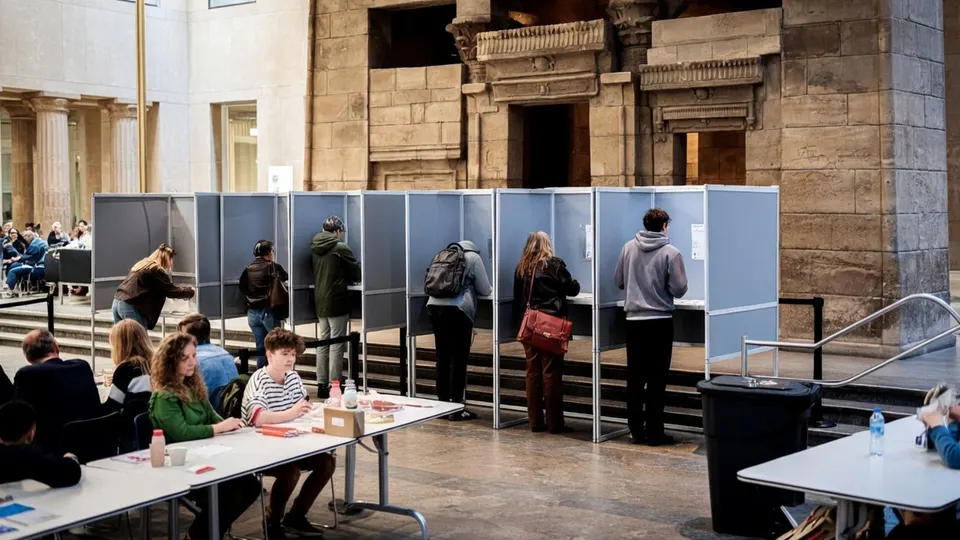 Kiezers brengen hun stem uit in een stembureau