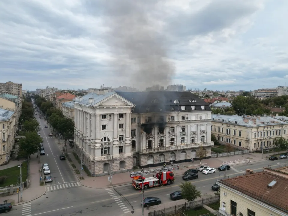 Rook stijgt op boven het hoofdkantoor van de Oekraïense veiligheidsdienst in Kyiv